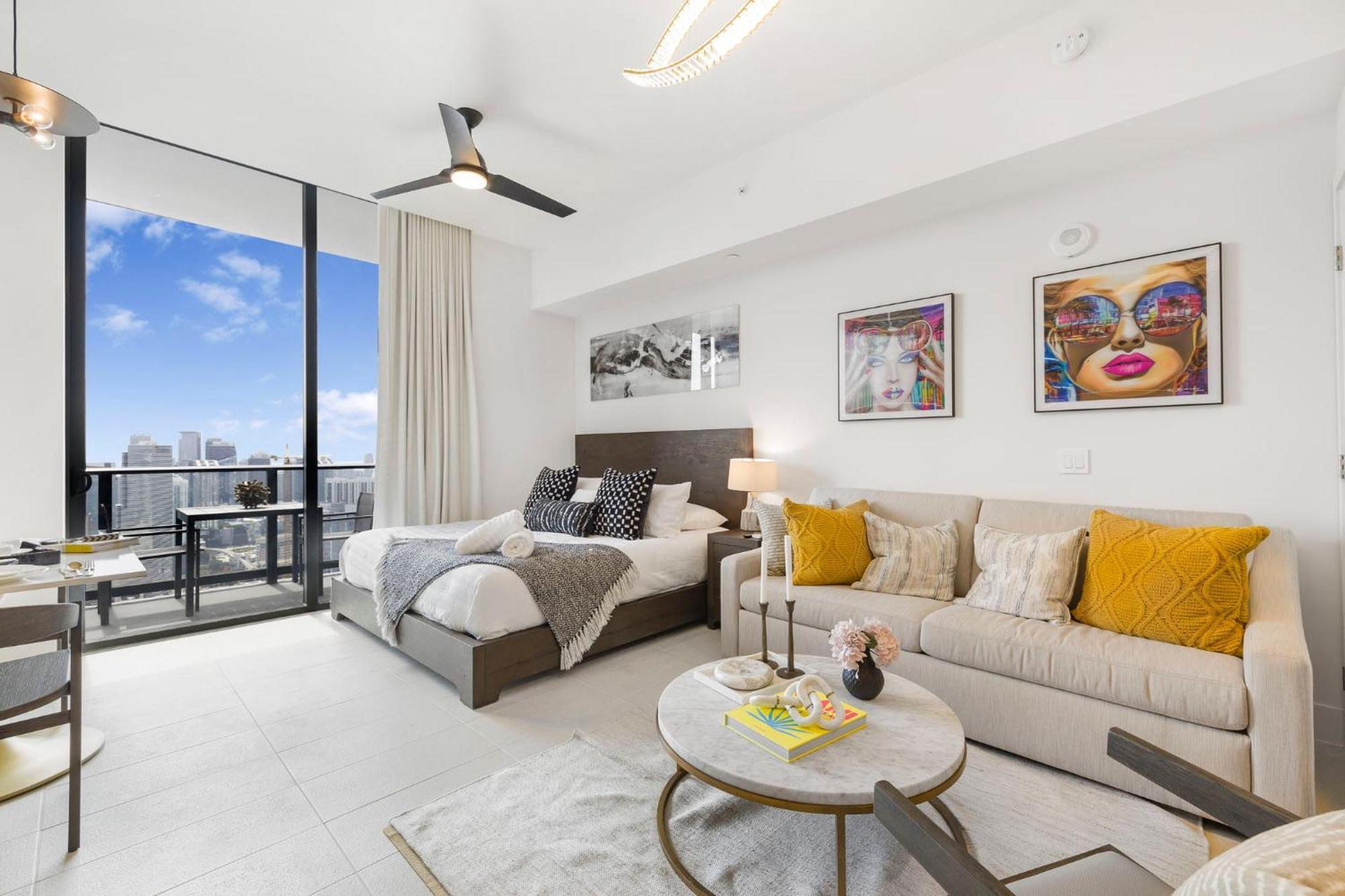 Luxury With Stunning Views Apartment