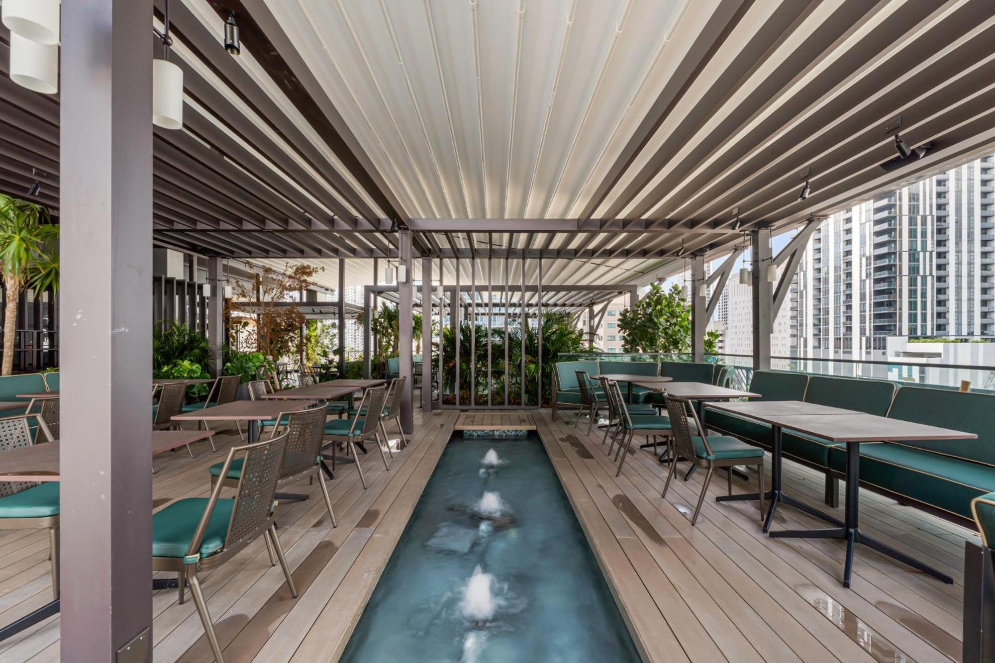 Luxury With Stunning Views Apartment *